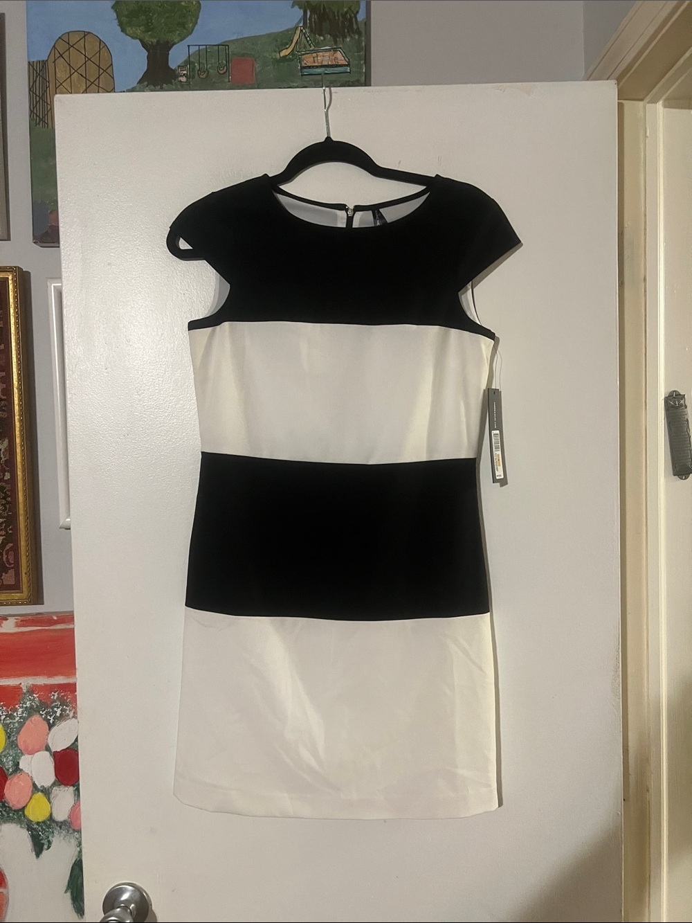 Andrew Marc black/white color block cap sleeve sheath dress  lined. Back zip